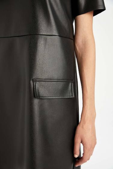 فستان قصيربيزك جلد صناعي بقصة A بياقة مدورة