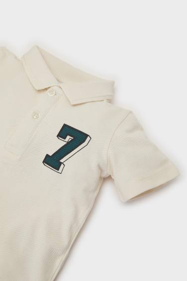 تيشيرت بولو ولادي نص ردن بطبعة شعار وقصة عادية