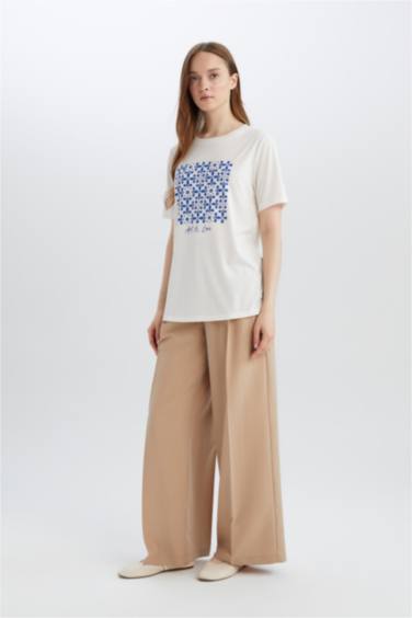 تيشيرت نص كم قصة عادية برقبة مستديرة