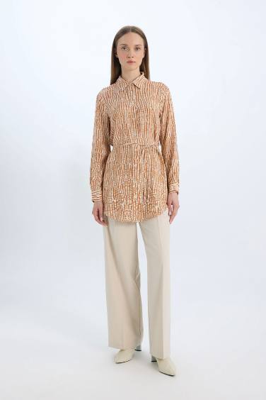 Chemise imprimée à manches longues avec ceinture coupe régulière