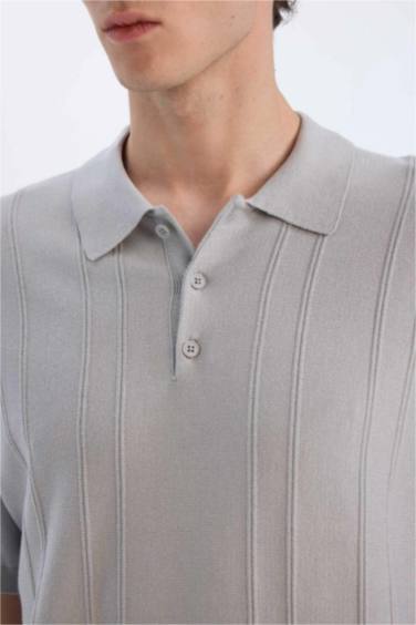 Футболка-поло стандартного кроя из трикотажа