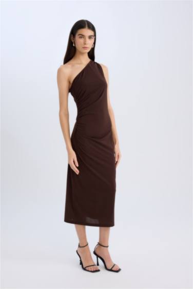 Robe midi moulante basique à une épaule