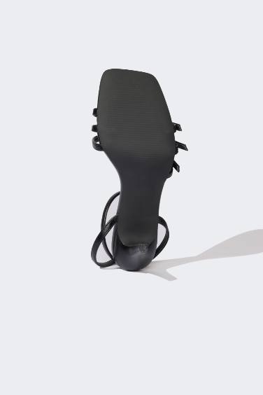 صندل حريمي بكعب سميك جلد صناعي أسود