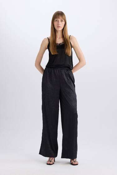 Pantalon à taille haute et jambes larges avec poches