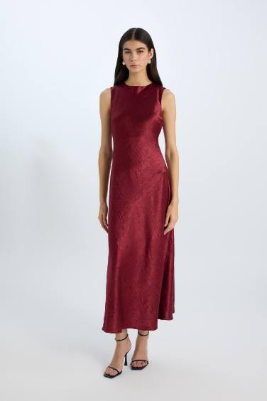 فستان نص كم طويلة من ستان برقبة مع طيات