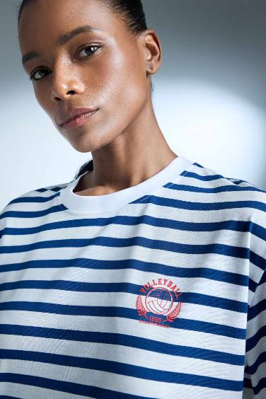 تيشيرت نص كم اوفر سايز أزرق مخطط برقبة عريضة من DefactoFit