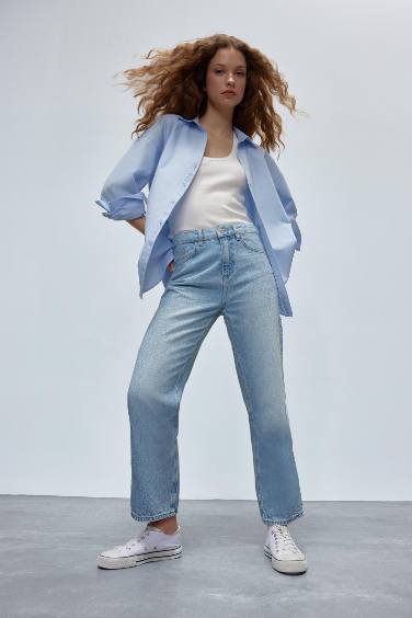 بنطلون جينز قصة مستقيمة برجل ضيقة وخصر عالي