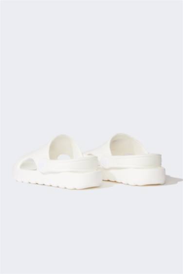 شبشب ولادي بكعب مسطح بشريط مفرد