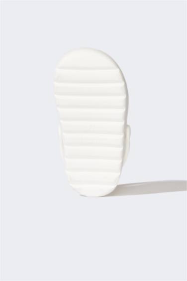 شبشب ولادي بكعب مسطح بشريط مفرد