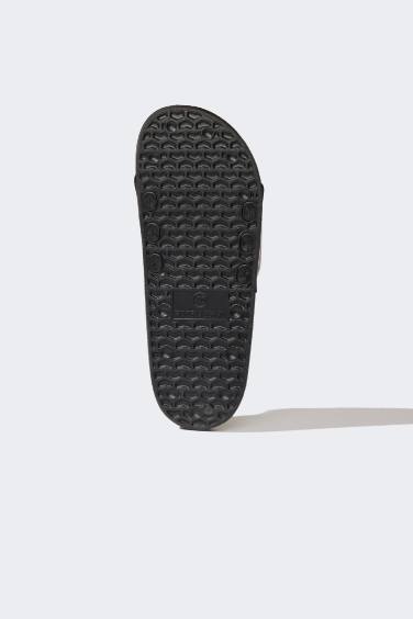 شبشب حريمي بكعب مسطح بشريط مفرد