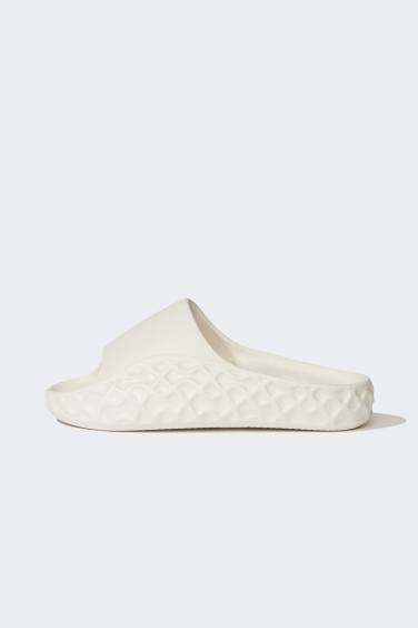 شبشب حريمي بكعب مسطح بشريط مفرد