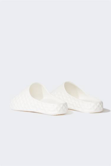 شبشب نسائي بكعب مسطح بشريط مفرد