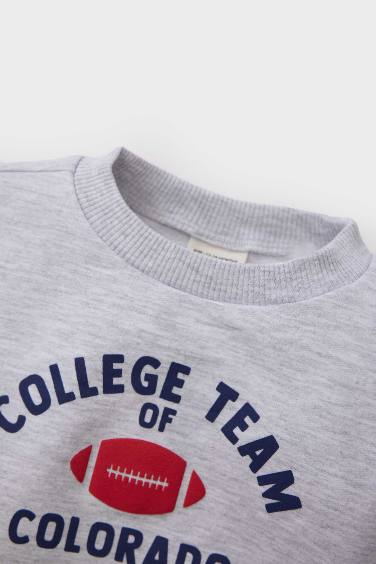 سويت شيرت ولادي بطبعة شعار قصة عادية بياخة مستديرة