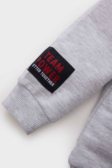 سويت شيرت ولادي بطبعة شعار قصة عادية بياخة مستديرة