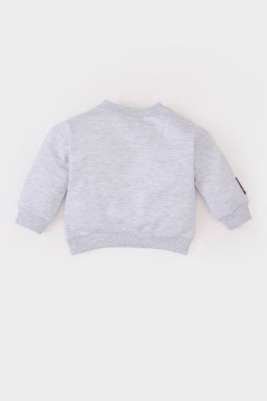 سويت شيرت ولادي بطبعة شعار قصة عادية بياخة مستديرة