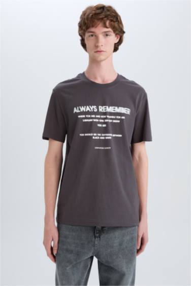 تيشيرت مطبوع قصة عادية برقبة مستديرة