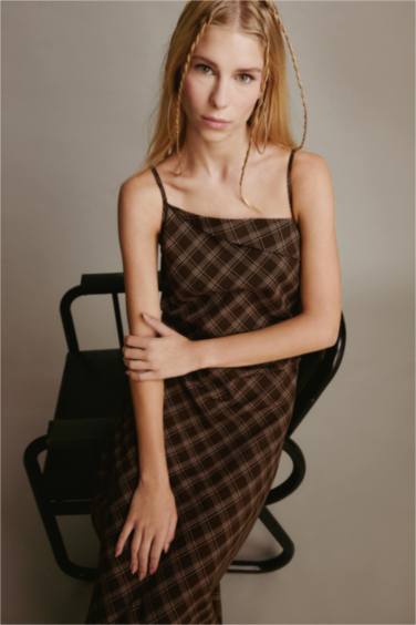 فستان نص كم ميدي كاروهات بياقة متقاطعة