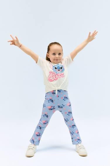 طقم من تيشيرت بنات بطبعة ستيتش و سروال ضيق