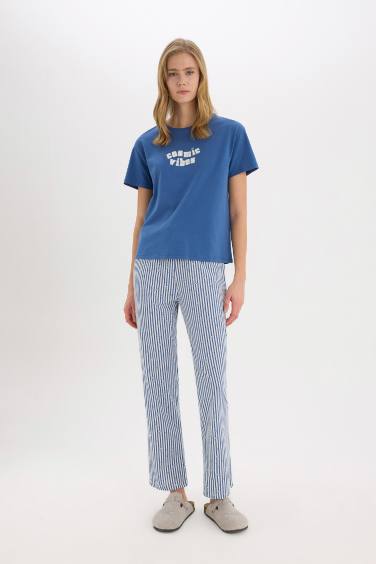 Ensemble Pyjama avec Top imprimé à manches courtes et pantalon rayé de Fall in Love