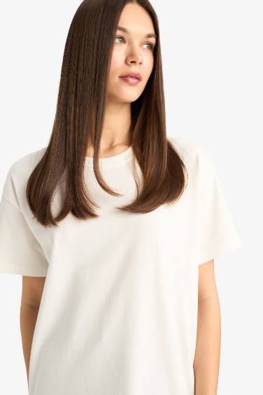 تيشيرت ابيض بيزك نص كم اوفر سايز برقبة مستديرة