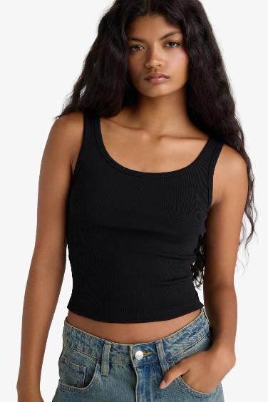 فانيلة مضلع سليم فيت بياقة مدورة بيزك