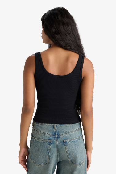 فانيلة مضلع سليم فيت بياقة مدورة بيزك