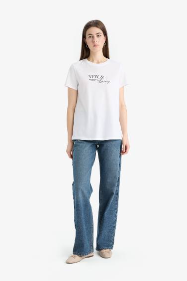 تيشيرت نص ردن قصة مريحة وطبعة شعار