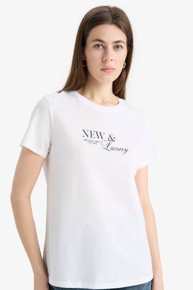 تيشيرت نص ردن قصة مريحة وطبعة شعار