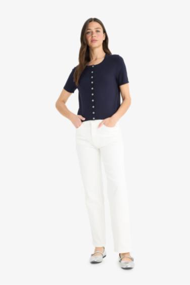 جاكيت تريكو نص ردن بأزرار قصة عادية بياخة مستديرة