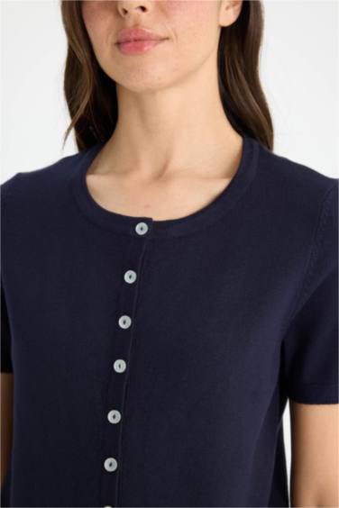 جاكيت تريكو نص ردن بأزرار قصة عادية بياخة مستديرة