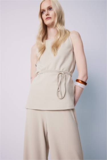 بلوزة بيكيه برباط قصة عادية بياقة عريضة