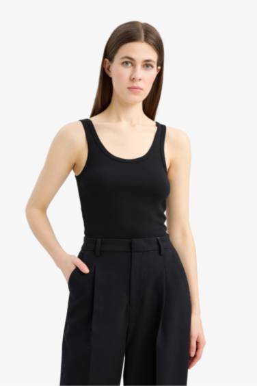 فانيلة مضلع سليم فيت بياقة مدورة بيزك