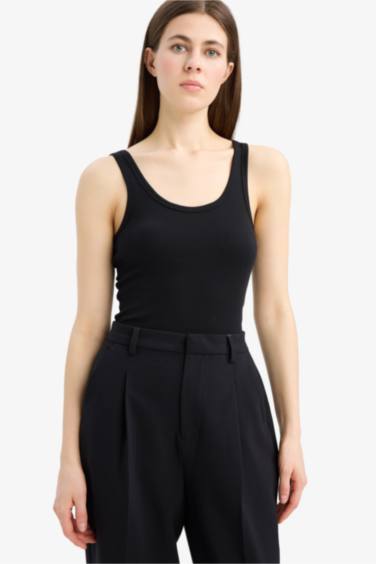 فانيلة مضلع سليم فيت بياقة مدورة بيزك