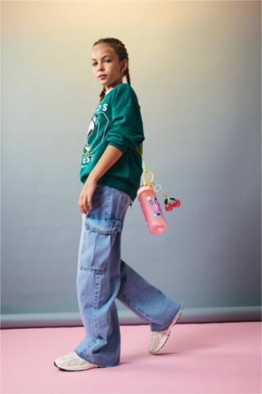 بنطلون جينز كارجو بناتي برجل واسع وجيب أزرق فاتح