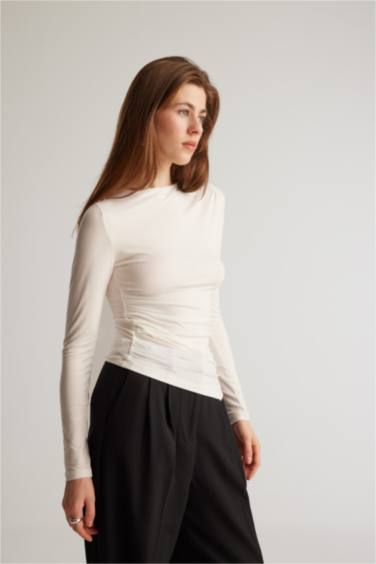 تيشيرت بأكمام طويلة و رقبة مستديرة