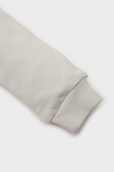 سويت شيرت ولادي بطبعة شعار قصة عادية بياخة مستديرة