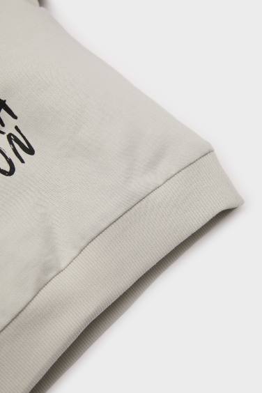 سويت شيرت ولادي بطبعة شعار قصة عادية بياخة مستديرة