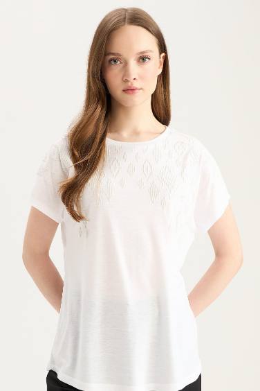 تيشيرت نص كم أبيض عادي برقبة مستديرة