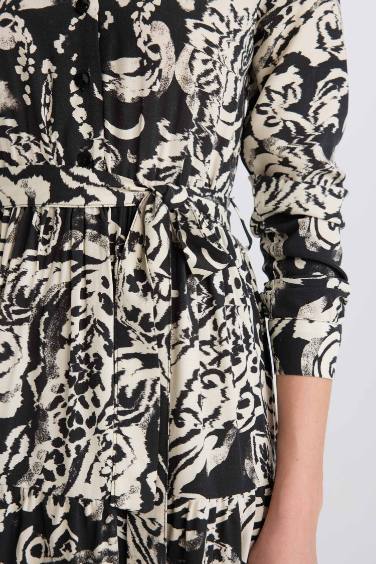 Robe midi imprimée à manches longues et col chemise