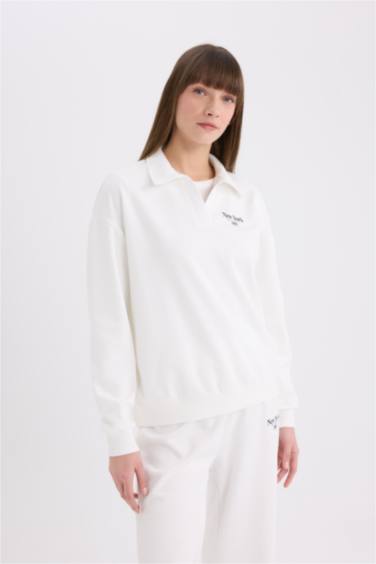 سويت شيرت مطبوع قصة مريحة برقبة بولو