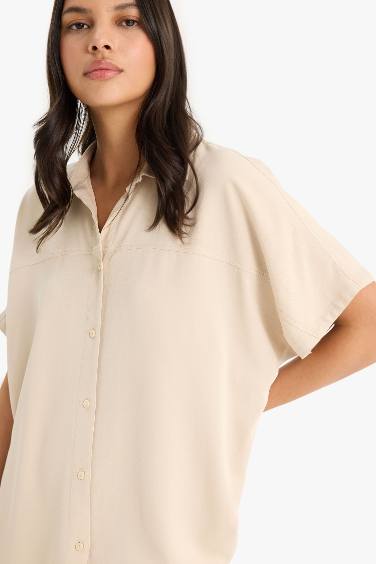 Прямоугольная рубашка с воротником и короткими рукавами