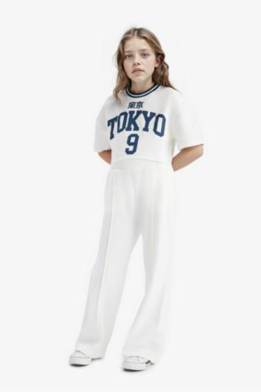 طقم بناتي بطلون بجامة رياضي وتيشيرت - قطعتين