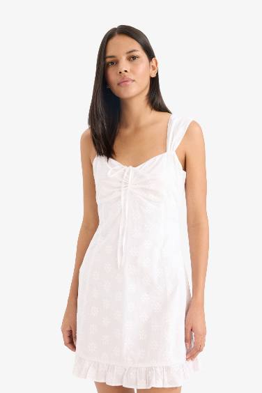 Короткое хлопковое платье на бретелях с сердцевидным вырезом