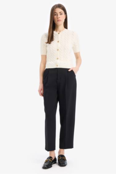 سترة تريكو بأكمام قصيرة قصة عادية برقبة مستديرة و أزرار