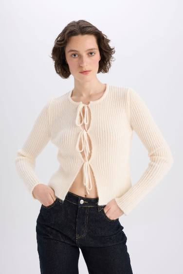 Cardigan tricot basique à col rond  et coupe régulière