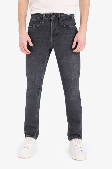 Slim Tapered Fit Normal Waist Tapered Leg Jeans