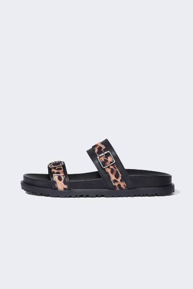 شبشب جلد صناعي بكعب مسطح بشريط مفرد