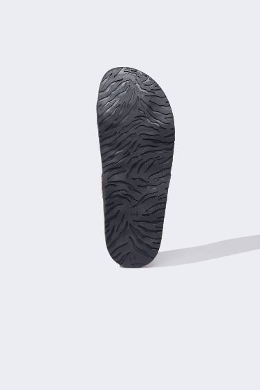 شبشب جلد صناعي بكعب مسطح بشريط مفرد