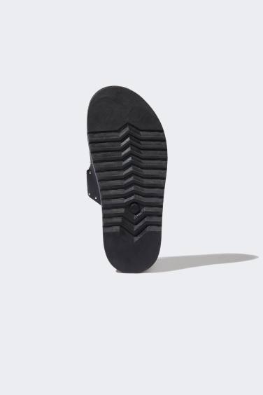 شبشب نسائي جلد صناعي بكعب مسطح بشريط مزدوج