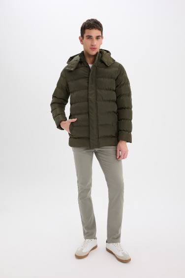 Regular Fit Kapüşonlu Fermuarlı Çıtçıt Kapamalı Cepli Şişme Mont